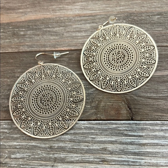 ❄️ Plunder Intricate Silver Mandala Earrings - Picture 5 of 10